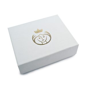 bela kutija sa zlatim logom za lux set